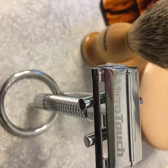 Men’s Micro Touch razor, Tweezerman brush and soap - Picture 4 of 5
